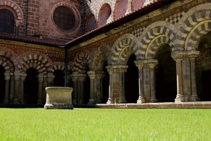 Visite libre du Cloître de la cathédrale du Puy-en-Velay + salle basse du bâtiment des Mâchicoulis Cathédrale Notre-Dame Le Puy-en-Velay