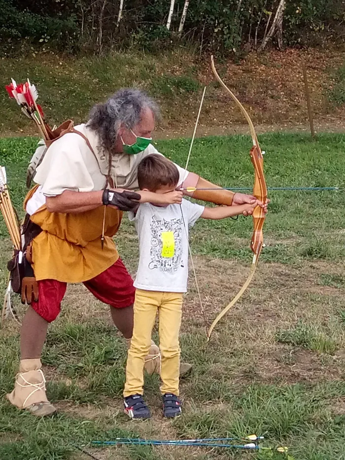 Démonstration et initiation au tir à l'arc médiéval Château de Curzac Saint-Vitte-sur-Briance