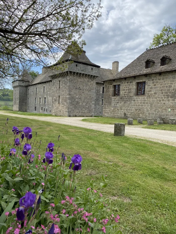 Découverte du château de la Baume à travers une visite guidée animée par les propriétaires Château de la Baume Prinsuéjols-Malbouzon