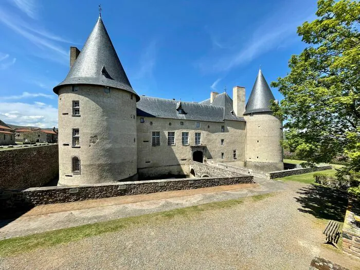 Exposition au Château de Villeneuve-Lembron Château de Villeneuve-Lembron Villeneuve