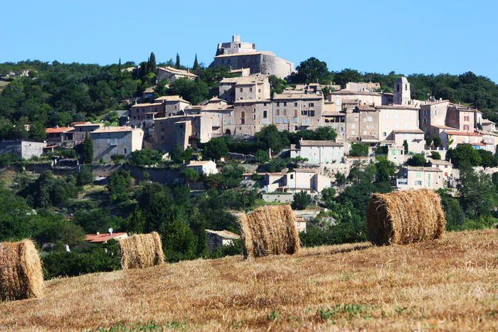 Découverte du village médiéval de Simiane-la-Rotonde Château médiéval de Simiane-la-Rotonde Simiane-la-Rotonde