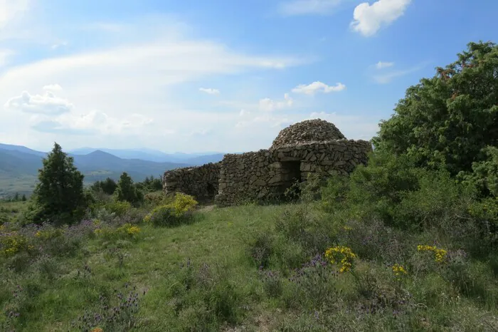 Visite commentée dolmen et cabane ! Château-musée de Bélesta