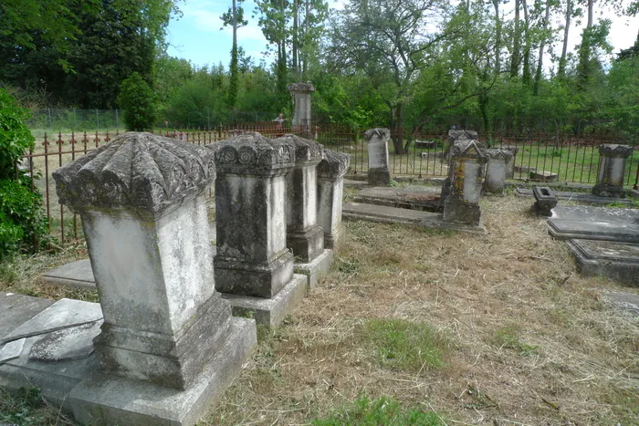 Visite commentée du cimetière juif : lieu de mémoire des familles juives l’isloises aux XIXe et XXe siècles Cimetière juif de L'Isle-sur-la-Sorgue L'Isle-sur-la-Sorgue