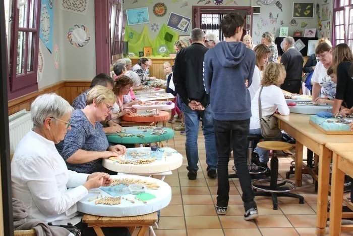 Exposition de dentelles et démonstrations par les dentelliers/ères. Ecole dentellière Bailleul