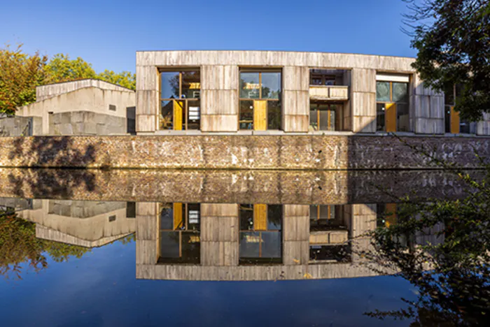 Venez découvrir comment l'architecte Patrick Berger a transformé une ancienne manufacture en école d'architecture ! École nationale supérieure d'architecture de Bretagne Rennes