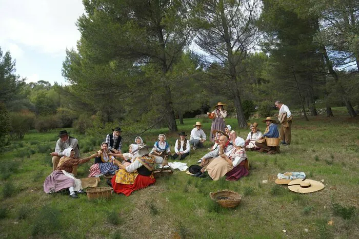 Danse et musique folklorique en costumes paysans Écomusée départemental des 4 Frères Le Beausset