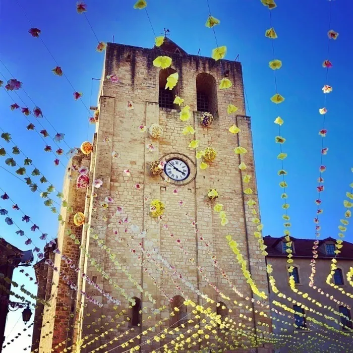 Prenez une vue imprenable sur Saint-Cyprien depuis le clocher de cette église en visite guidée Église abbatiale Saint-Cyprien