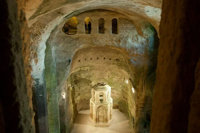 Découverte d'une église souterraine « monolithe » du Moyen Âge Église souterraine Saint-Jean