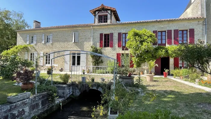 Découvrez ce moulin à eau du XVIIIe siècle Grand Moulin 2 Chemin des Alouettes Lieu-dit : Grand Moulin 17770 AUJAC Aujac