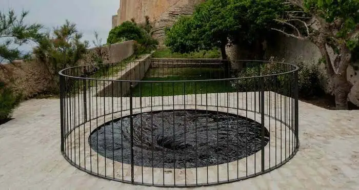 Descension d’Anish Kapoor Jardin Saint-Roch Bonifacio / Bunifaziu