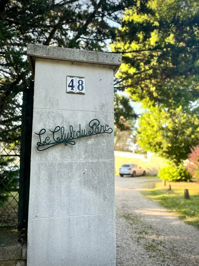 Édouard Albert. Habitat : le concept minimax Le Club du Parc Maisons-Laffitte