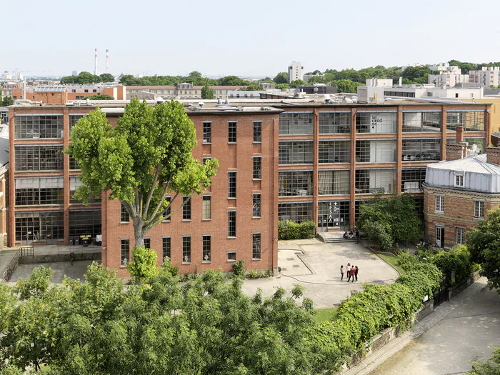 De l'art dans une ancienne usine Le CREDAC