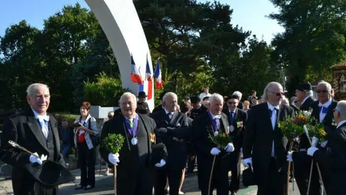 Procession à Naviaux de la Confrérie des Charitables Les Charitables de Béthune Béthune