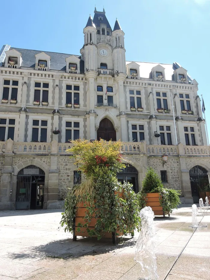 Visite commentée de la mairie de Saint-Galmier. Mairie de Saint-Gamier Saint-Galmier