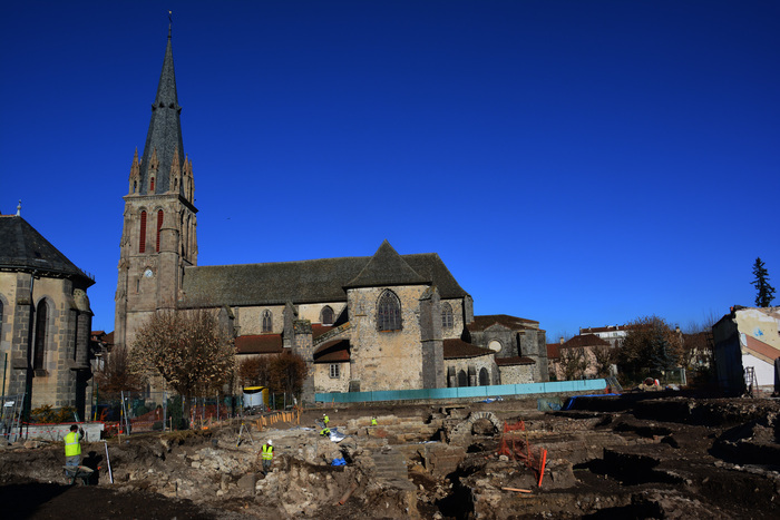 Présentation de clichés stéréoscopiques de l'abbatiale Saint-Géraud Musée d'art et archéologie d'Aurillac Aurillac