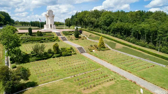 Visite de la nécropole de Chasseneuil-sur-Bonnieure et du mémorial de la Résistance en compagnie de l'ONaCVG ! Nécropole nationale de Chasseneuil-sur-Bonnieure Chasseneuil-sur-Bonnieure