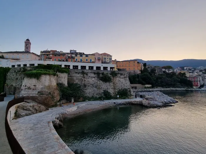 Promenade guidée dans Bastia : connexion entre les quartiers de la ville et ses récents aménagements