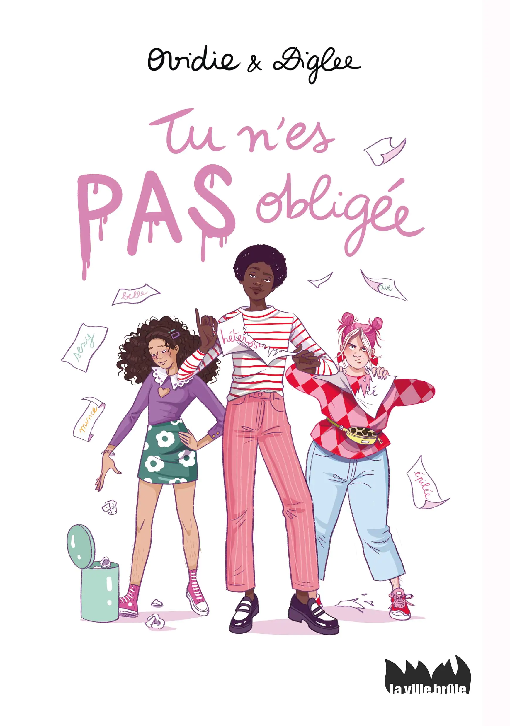 3 jeunes filles déchirent des feuilles