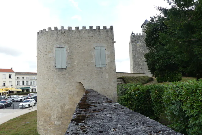 Exposition dans la Tour des Conteurs Parc du Château de Surgères Surgères