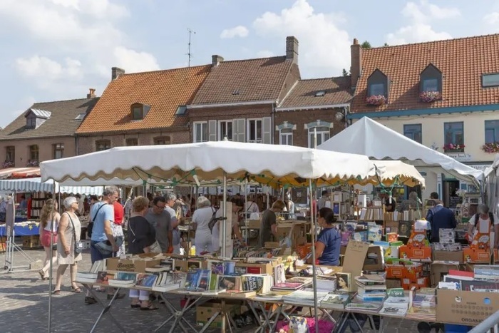 Marché aux livres Parvis de l'église Saint Folquin - Place Bergerot - 59470 Esquelbecq Esquelbecq