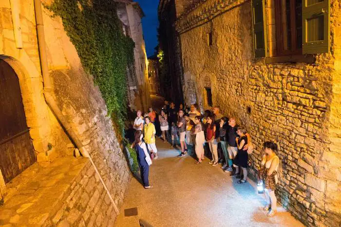 Visite animée aux lampions Place de l’Horloge Brignon