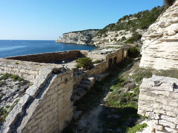 Prenez le large avec Michel Tercé ! Découvrez le patrimoine militaire méconnu du Port de Bonifacio SPMB