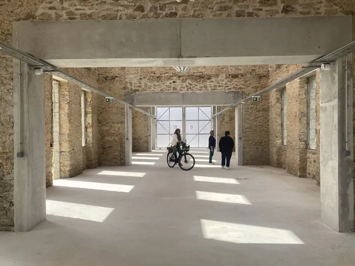 Visite inaugurale de la halle ouverte de Plouyé Halle de Plouyé en Finistère Plouyé