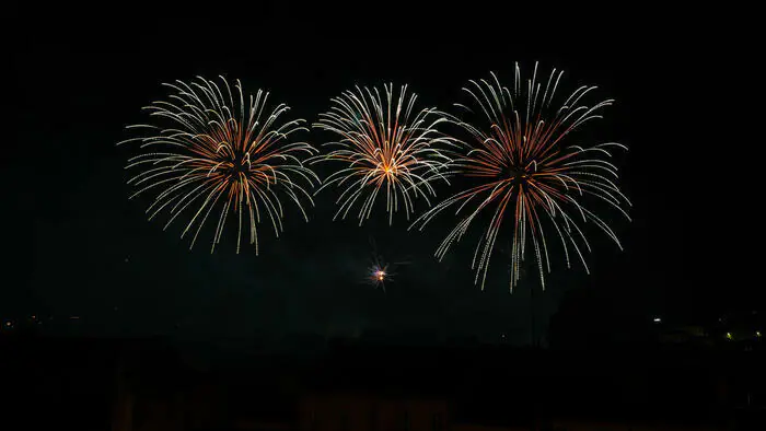 Feu d'artifice Mairie Saint-Julien-les-Rosiers