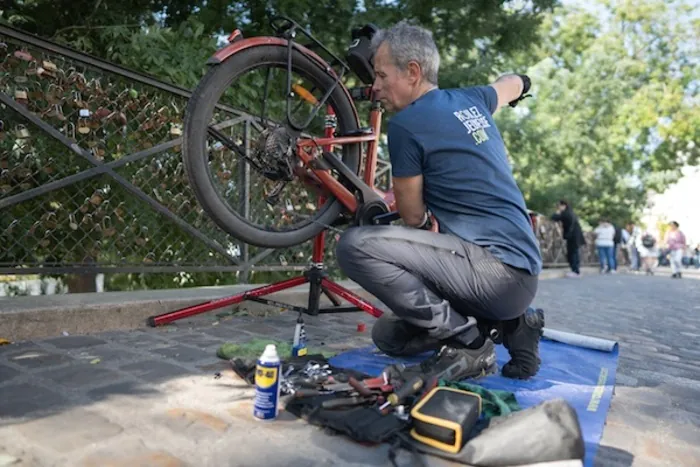 Faites réparer vos vélos avec Roulez Jeunesse : réparations minute