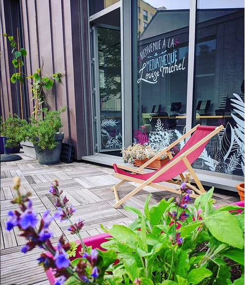 Terrasse de Louise Michel en été en jpg