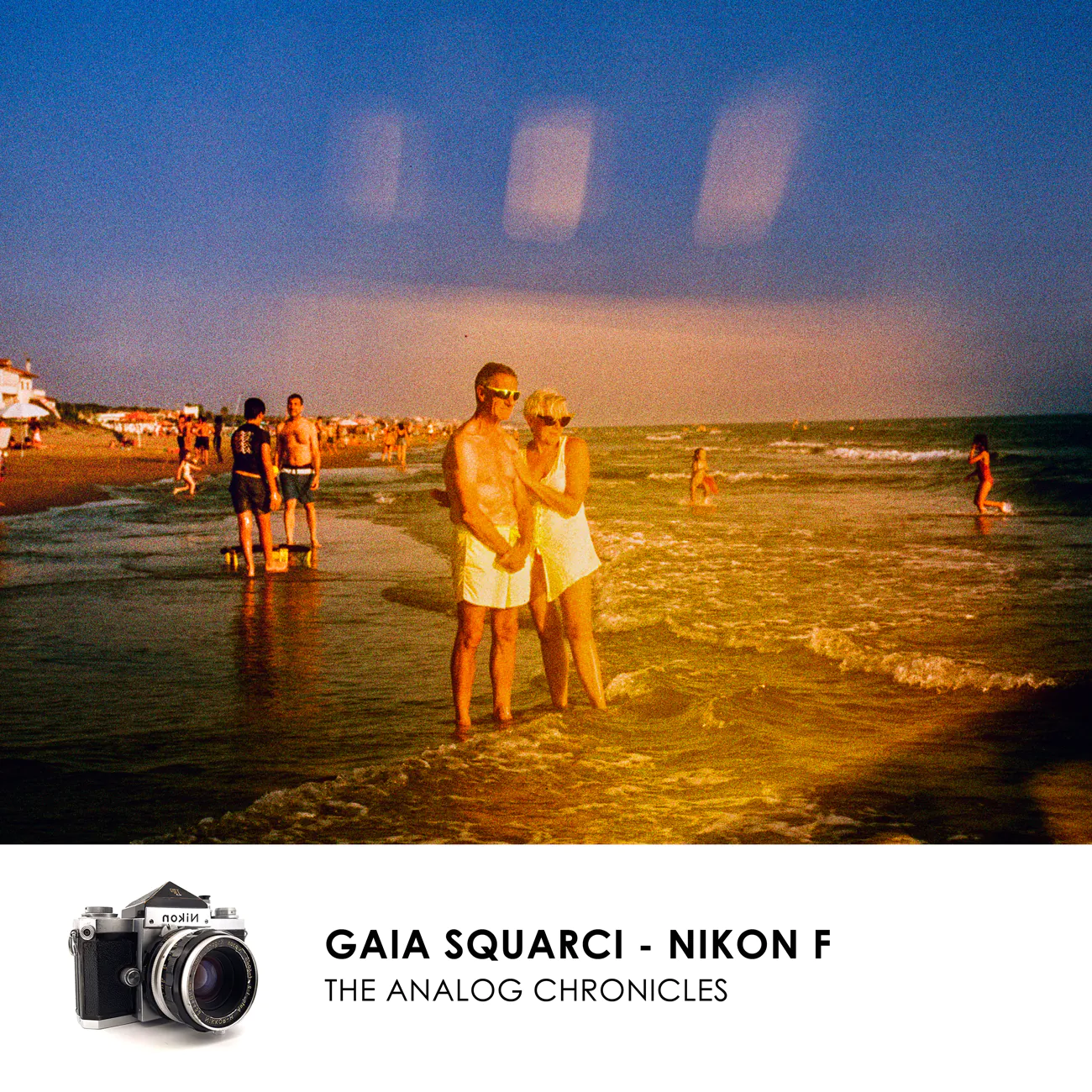 Une photographie de Gaia Squarci représentant un couple sur la plage.