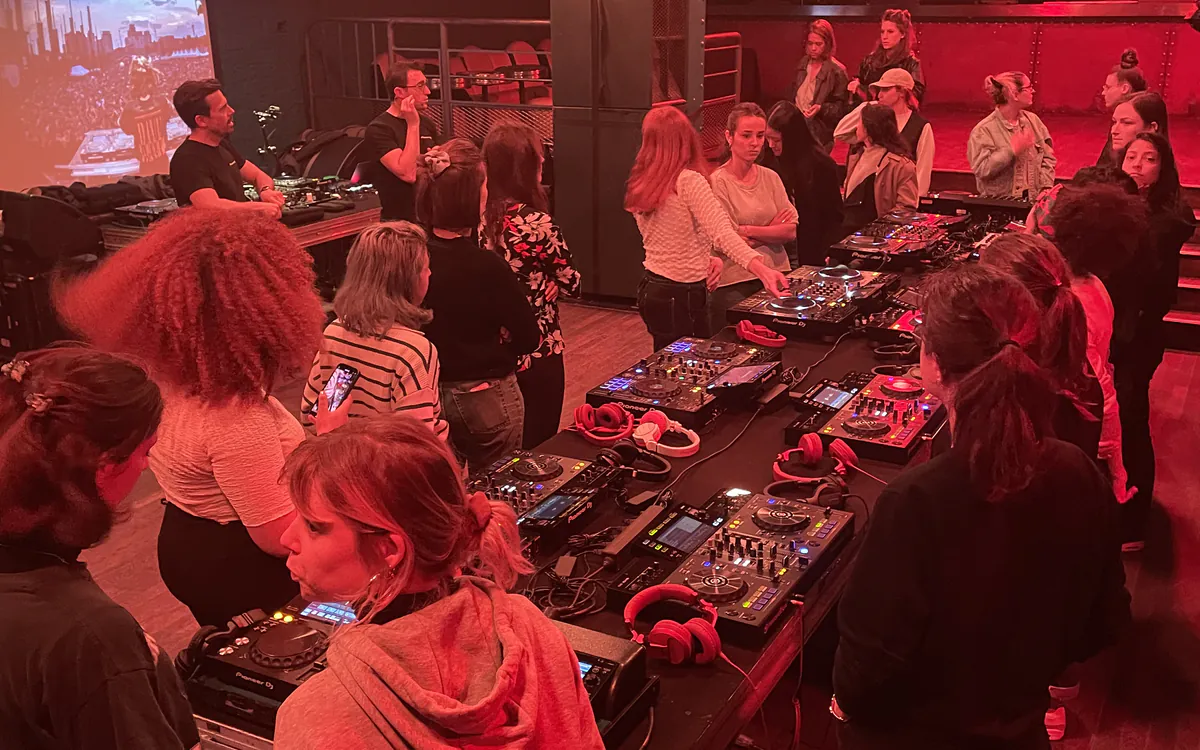 Initiation au mix par Les Femmes S'engagent Bar à Bulles Paris