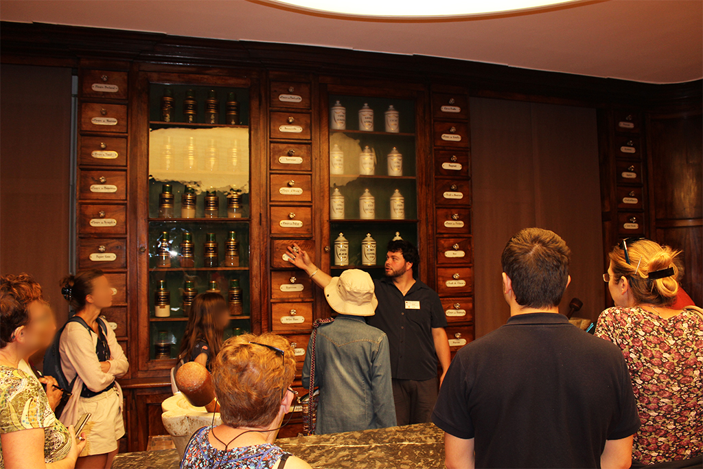 VISITE GUIDÉE DE LA PHARMACIE DE L'ANCIEN HÔPITAL