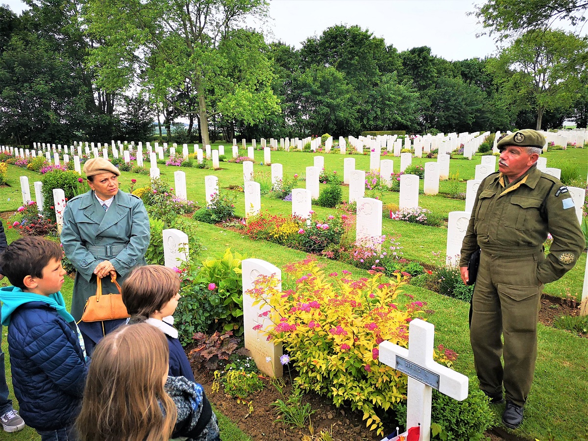 DDay Festival Normandy Le cimetière canadien de Bény-Reviers raconté aux enfants et aux grands