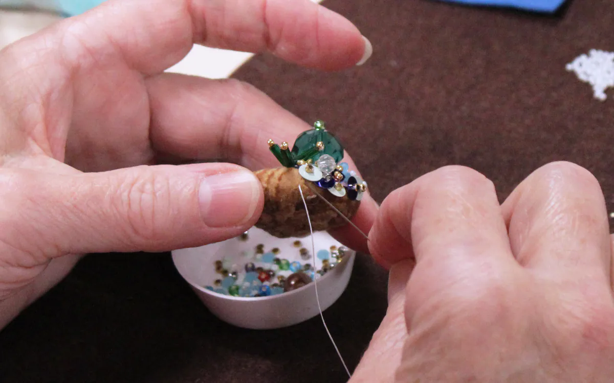 Atelier créatif - Broderie de perles sur bouton L'Atelier de la Ressourcerie Créative Paris