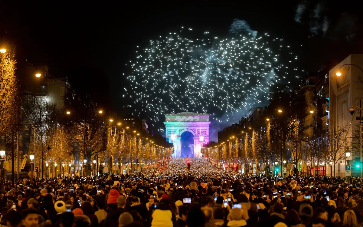 Celebrate the New Year with the Champs-Elysées fireworks display Spectacle du 31 décembre 2024 Paris