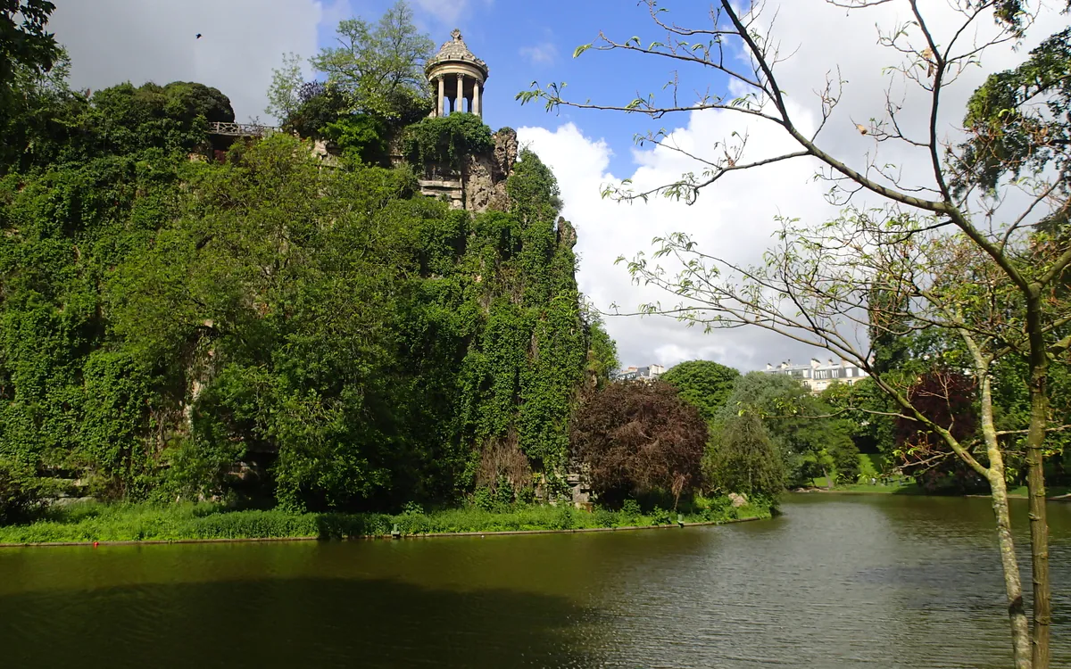 Les paysages au parc des Buttes-Chaumont parc des Buttes-Chaumont Paris