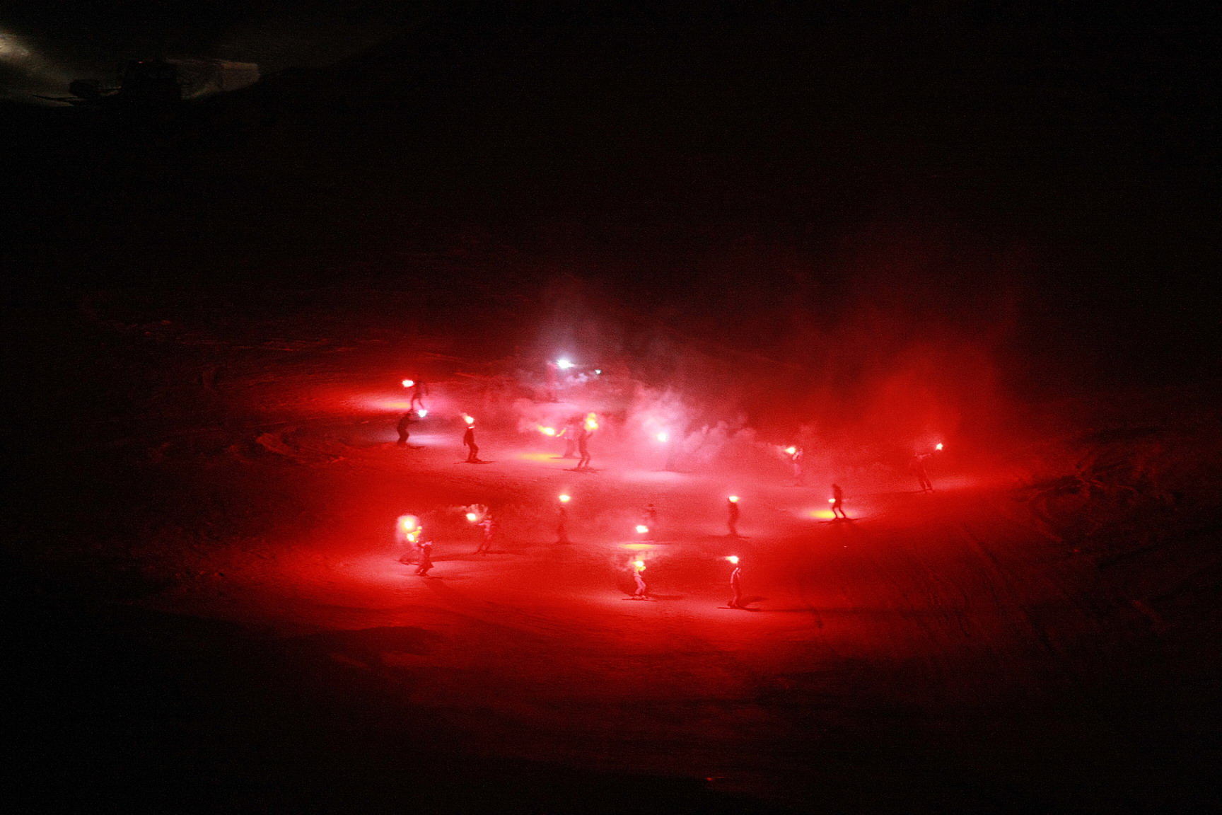 Descente aux flambeaux des enfants et moniteurs