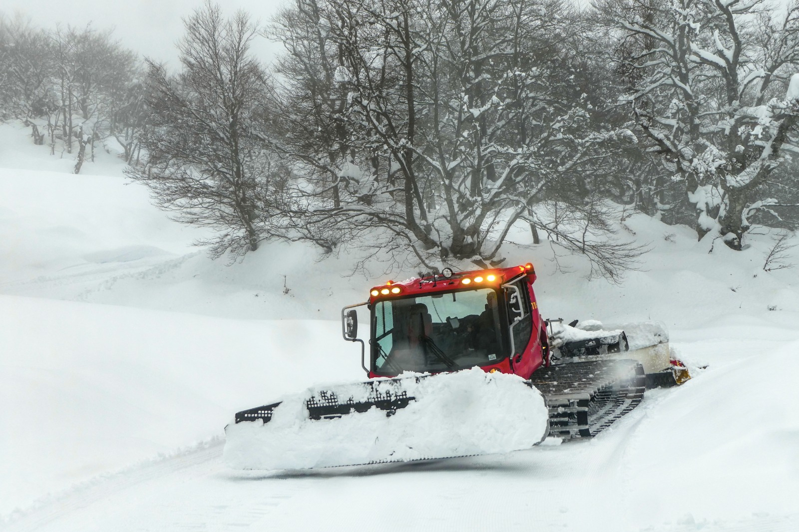 Visite du parc de dameuses et usine à neige