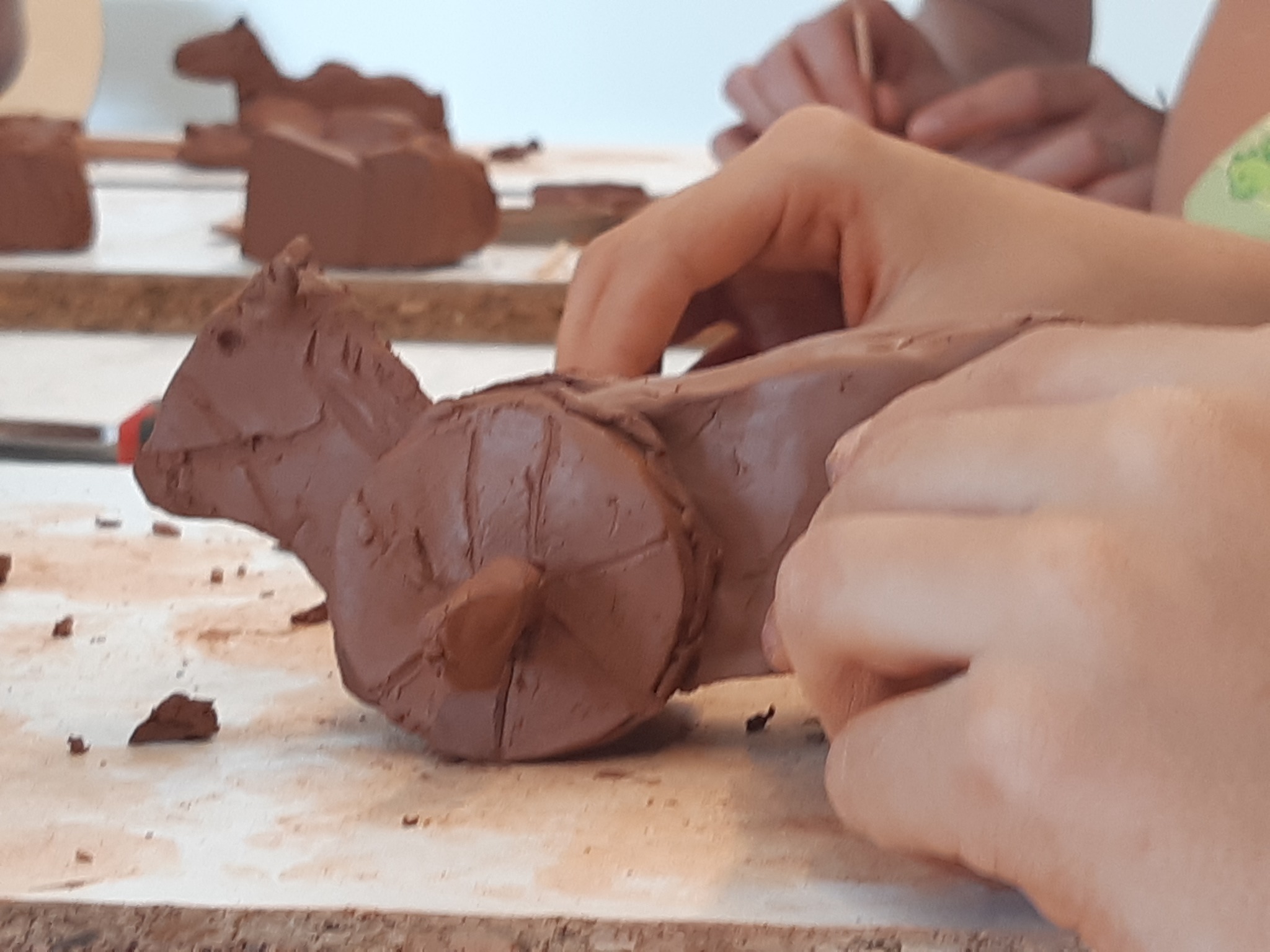 Atelier cheval à roulettes en argile