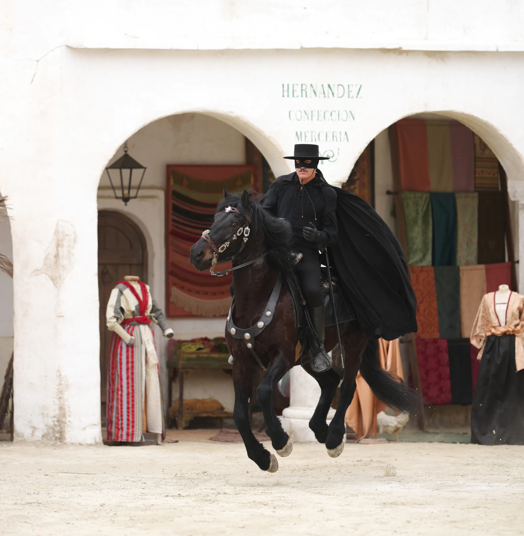 Exposition "Zorro" avec Jean Dujardin (Photographe Christophe Brachet)