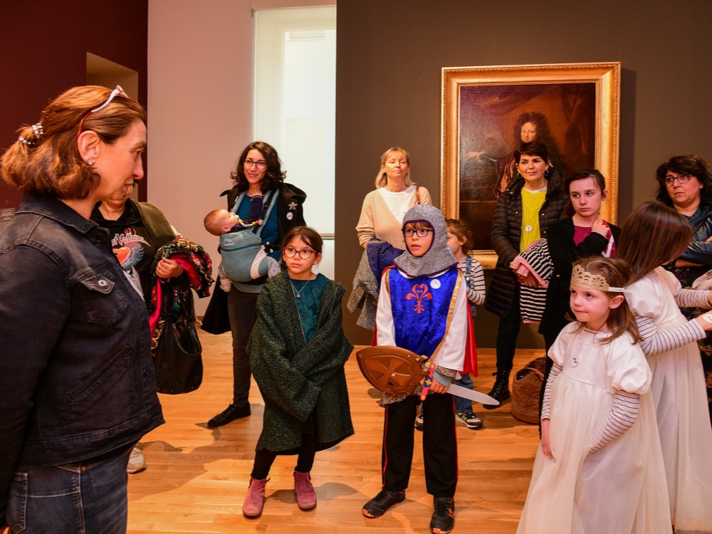 VISITE GUIDÉE FAMILLE EN COSTUME ET EN COULEUR