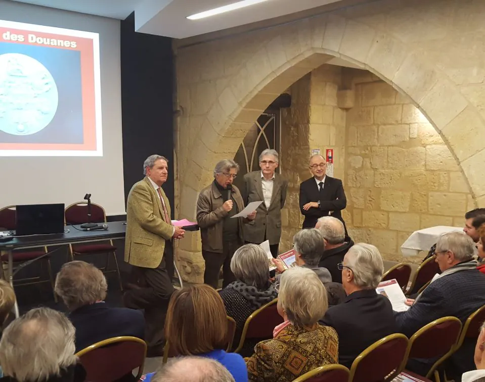 Frédéric BOUTOULLE De la charte de Falaise aux premiers registres de la Jurade. Éclairages sur le fonds d'archives communales de Saint-Émilion au Moyen Âge.