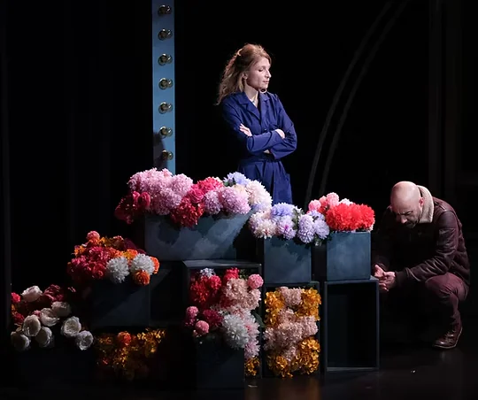 LA DEVOISELLE CHANGER L'EAU DES FLEURS