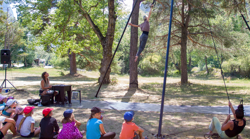 Spectacle "Cairns" au Clos Troteligotte