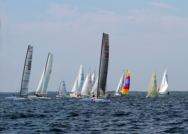 Femmes à la barre Régate de catamarans organisée par CVBCM