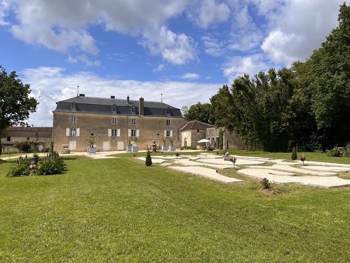 Visite d'un parc du XVIIIe siècle Château des Deffends Fontenille