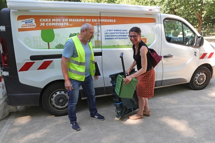 Grande distribution de composteurs Parking du centre de loisirs Les Korrigans Vezin-le-Coquet