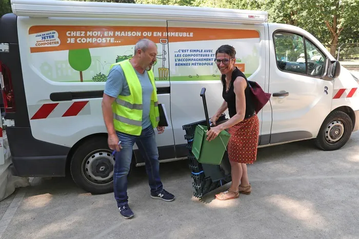 Grande distribution de composteurs Parking du centre de loisirs Les Korrigans Vezin-le-Coquet