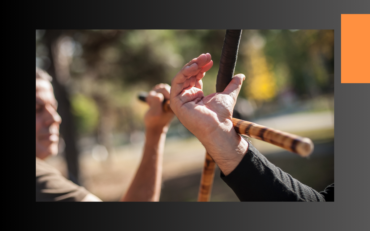 Deux hommes pratiquent le Kali Eskrima Latosa escrima bâton en bambous